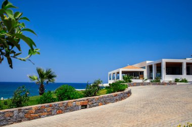 STALIDA, CRETE, GREECE - 13 Haziran 2019: deniz manzaralı lüks sahil evi. Modern otel manzaralı. Yaz tatilleri konsepti.