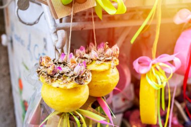 Ev için el yapımı süsleme. Akdeniz pazarı ve gün ışığında el sanatları.