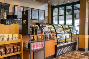 CHANIA, CRETE, GREECE 21 HAZİRAN, 2019: Chania, Girit Adası 'ndaki Starbucks kahve dükkanında satış alanı. Starbucks dünyanın en büyük kahve şirketi..