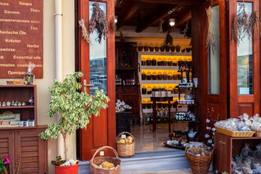 CHANIA, CRETE, GREECE - 21 Haziran 2019: Müşteriler için küçük bir aile şirketi açıldı. Doğal kozmetik mağazasına giriş.