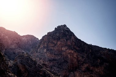 Gün doğumunda sıradağlar. Yumuşak odak.
