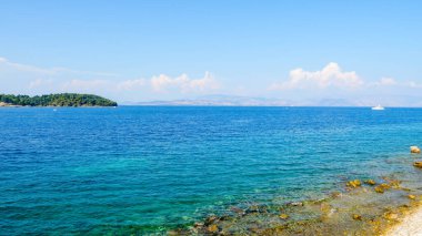 Yunanistan 'ın Cennet Sahili. Mavi gökyüzüne karşı okyanus ve ufuk manzarası.