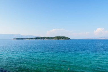 Yunanistan 'ın Cennet Sahili. Mavi gökyüzüne karşı okyanus ve ufuk manzarası.