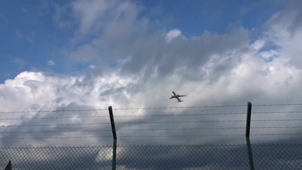 Avión Despegue Vista Desde Suelo Día Verano Cerca Del Aeropuerto — Vídeos de Stock