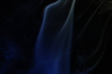 Koyu arkaplanda sarı ve mavi duman, renkli soyut, sisli minimalist arkaplan