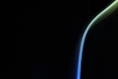 Koyu arkaplanda sarı ve mavi duman, renkli soyut