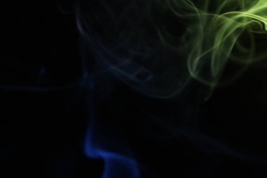 Koyu arkaplanda sarı ve mavi duman, renkli soyut