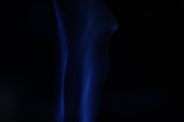 Mavi sis, koyu arkaplanda renkli duman, soyut duman şekilleri