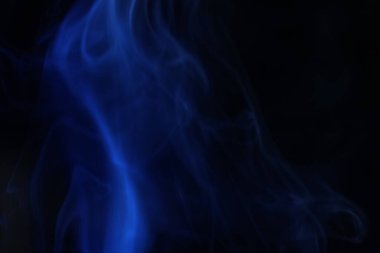 Mavi sis, koyu arkaplanda renkli duman, soyut duman şekilleri