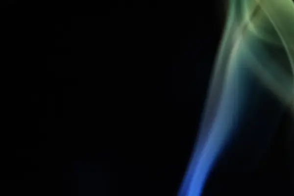 Koyu arkaplanda sarı ve mavi duman, renkli soyut