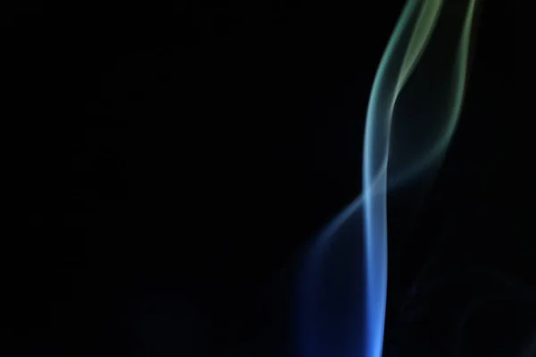 Koyu arkaplanda sarı ve mavi duman, renkli soyut