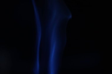 Arka planda mor duman, sis deseni, detaylı duman şekilleri, tek çizgi.