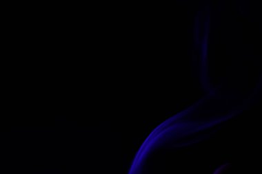 koyu arkaplanda mor duman, renkli soyut, mavi sis, minimalizm, ışık çizgisi