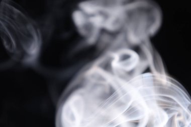 Siyah arka planda beyaz gümüş duman, renkli soyut, beyaz sis, minimal arkaplan