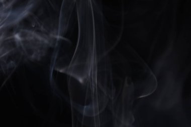 Siyah arka planda beyaz gümüş duman, renkli soyut, beyaz sis, minimal arka plan, ayrıntılı duman şekilleri