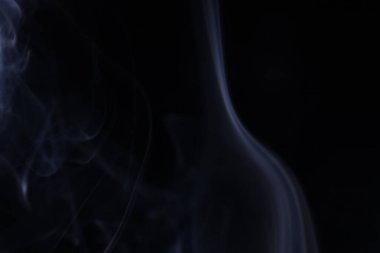 Karanlık bir arka planda soğuk gümüş dumanı, renkli soyut, donmuş beyaz sis, minimal arka plan, detaylı duman şekilleri