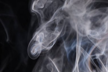 Siyah arka planda beyaz gümüş duman, renkli soyut, beyaz sis, minimal arka plan, ayrıntılı duman şekilleri