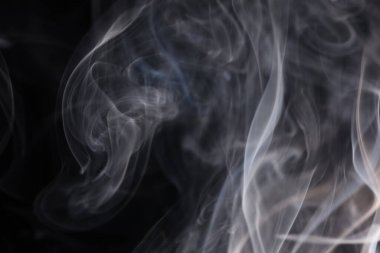 Siyah arka planda beyaz gümüş duman, renkli soyut, beyaz sis, minimal arka plan, ayrıntılı duman şekilleri