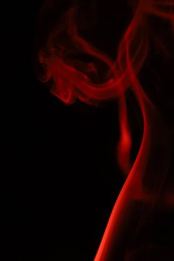 Koyu arkaplanda kırmızı duman, renkli soyut, kırmızı sis, minimal arkaplan