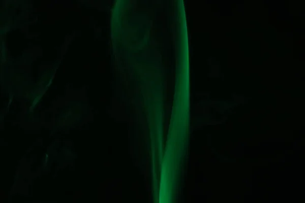 Yeşil çizgiler, koyu arkaplanda yeşil duman, renkli soyut, yeşil sis, minimalizm, ışık çizgisi