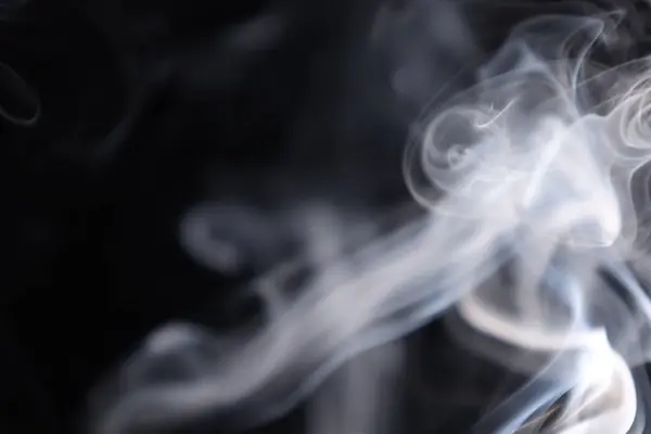 Siyah arka planda beyaz gümüş duman, renkli soyut, beyaz sis, minimal arkaplan