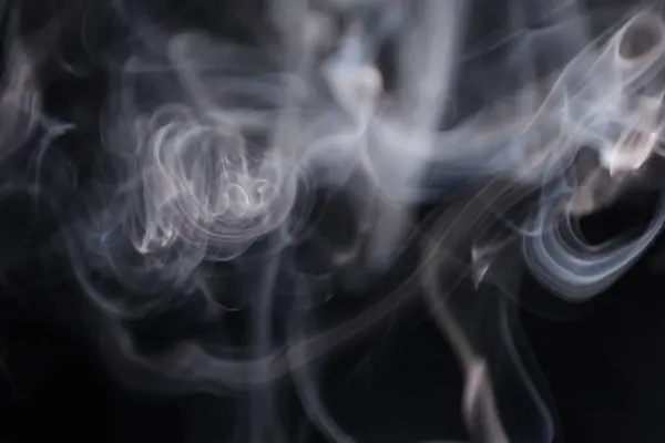 Siyah arka planda beyaz gümüş duman, renkli soyut, beyaz sis, minimal arka plan, ayrıntılı duman şekilleri