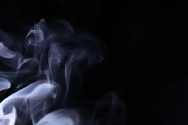 Karanlık bir arka planda soğuk gümüş dumanı, renkli soyut, donmuş beyaz sis, minimal arka plan, detaylı duman şekilleri