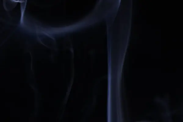 Karanlık bir arka planda soğuk gümüş dumanı, renkli soyut, donmuş beyaz sis, minimal arka plan, detaylı duman şekilleri