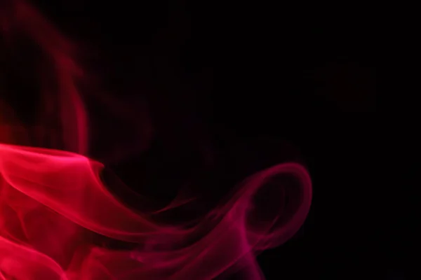 Roter Rauch Auf Dunklem Hintergrund Farbenfroher Abstrakter Roter Nebel Minimalistischer lizenzfreie Stockbilder