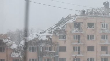 Yıkılmış bina, kış günü, ilk kar, Ukrayna 'da savaş, terk edilmiş şehir, depresif şehir atmosferi
