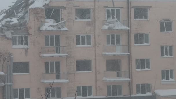 Rozbitá Okna Zničená Budova Zimní Den První Sníh První Sníh — Stock video