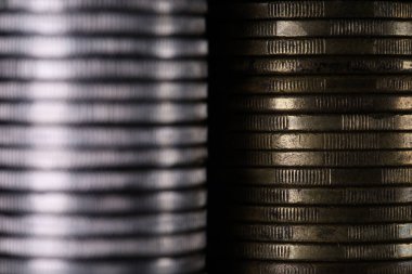 Eski madeni paraların dokusunda gümüş paralar yığını