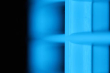 Siyah arkaplanda yakın plan mavi plastik.