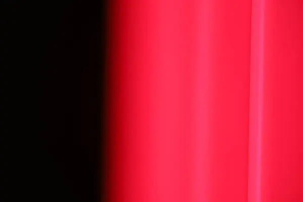 Siyah arkaplanda yakın plan kırmızı plastik.