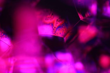 Makrodaki sıvının pembe yansımaları, gökkuşağı, makrodaki kırmızı baloncuklar, makrodaki baloncukların bağlantısı, sıvıdan hücre, moleküller bağlantısı, sıvı sanat