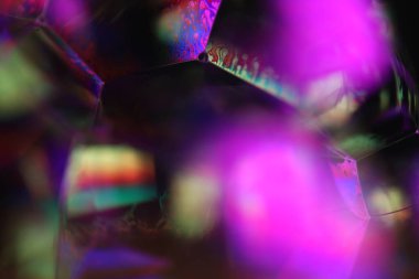 Makro renkte çok renkli sıvı, renk değişimi ve yansıma, gökkuşağı akışkanlığı arka planı, sıvılardaki kimyasal reaksiyon, farklı renklerdeki yansımalar, koyu arkaplan, karanlık korku.