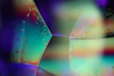 Makro renkte çok renkli sıvı, renk değişimi ve yansıma, gökkuşağı akışkanlığı arka planı, sıvılardaki kimyasal reaksiyon, farklı renklerdeki yansımalar, koyu arkaplan, karanlık korku.