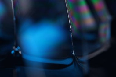 Makrodaki sıvının mavi yansımaları, siyah ve gümüş renkler, gökkuşağı, makrodaki siyah ve gümüş baloncuklar, makrodaki baloncukların bağlantısı, sıvıdan hücre, molekül bağlantısı, fantastik atmosfer