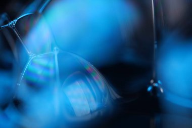 Makrodaki sıvının mavi yansımaları, siyah ve gümüş renkler, gökkuşağı, makrodaki siyah ve gümüş baloncuklar, makrodaki baloncukların bağlantısı, sıvıdan hücre, molekül bağlantısı, fantastik atmosfer