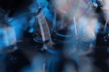 Makrodaki sıvının mavi yansımaları, siyah ve gümüş renkler, gökkuşağı, makrodaki siyah ve gümüş baloncuklar, makrodaki baloncukların bağlantısı, sıvıdan hücre, molekül bağlantısı, fantastik atmosfer