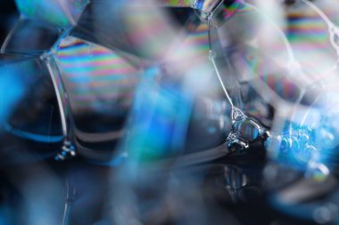 Makrodaki sıvının mavi yansımaları, siyah ve gümüş renkler, gökkuşağı, makrodaki siyah ve gümüş baloncuklar, makrodaki baloncukların bağlantısı, sıvıdan hücre, molekül bağlantısı, fantastik atmosfer