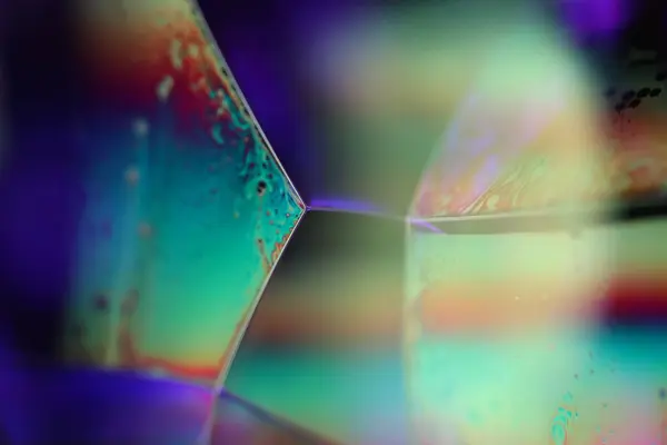 Makro renkte çok renkli sıvı, renk değişimi ve yansıma, gökkuşağı akışkanlığı arka planı, sıvılardaki kimyasal reaksiyon, farklı renklerdeki yansımalar, koyu arkaplan, karanlık korku.