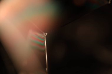 Koyu bir zemin üzerinde yeşil fantastik sıvı, parlak sıcak ışık, akışkan soyutlama, doğal arka plan, minimalist soyutlama, minimalist yağ arka plan, biyolojik hücreler