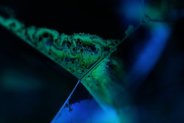 Sıvının makrodaki parlak beyaz yansıması, gökkuşağı renkleri, gökkuşağı arkaplanı, makrodaki mavi kabarcıklar, makrodaki baloncukların bağlantısı, sıvıdan hücre, molekül bağlantısı, ultra makro