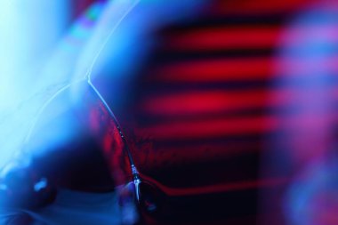 Kırmızı ve mavi sıvı deseni, sıvı zemin, plazma, sıvı hareketi, kırmızı küre, koyu kasvetli arka plan, düzgün hareket eden, koyu bilim kurgu sanatı