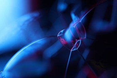 Makrodaki sıvının mavi yansımaları, siyah ve gümüş renkler, gökkuşağı, makrodaki siyah ve gümüş baloncuklar, makrodaki baloncukların bağlantısı, sıvıdan hücre, molekül bağlantısı, sıvı sanat