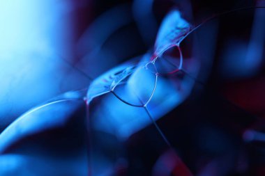 Makrodaki sıvının mavi yansımaları, siyah ve gümüş renkler, gökkuşağı, makrodaki siyah ve gümüş baloncuklar, makrodaki baloncukların bağlantısı, sıvıdan hücre, molekül bağlantısı, sıvı sanat