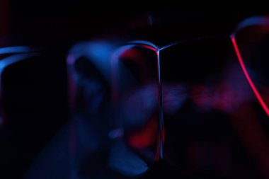 Kırmızı ve mor sıvı deseni, sıvı zemin, plazma, sıvı hareketi, kırmızı küre, pürüzsüz hareket, koyu arkaplanda parlak bir çizgi