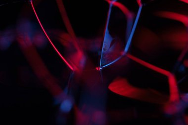 Kırmızı ve mor sıvı deseni, sıvı zemin, plazma, sıvı hareketi, kırmızı küre, pürüzsüz hareket, koyu arkaplanda parlak bir çizgi