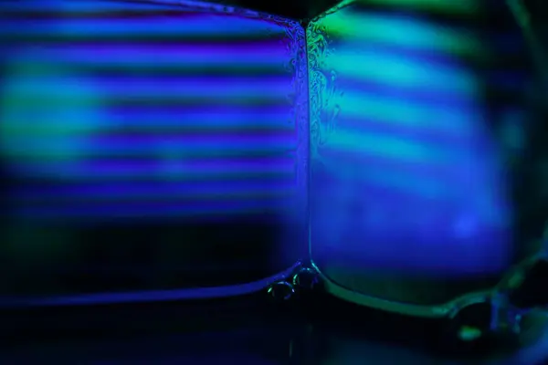 Yeşil ve mavi yansımalar, parlak sıcak ışık, akışkan soyutlama, doğal arka plan, minimalist soyutlama, minimalist yağ arkaplanı, tek çizgi 